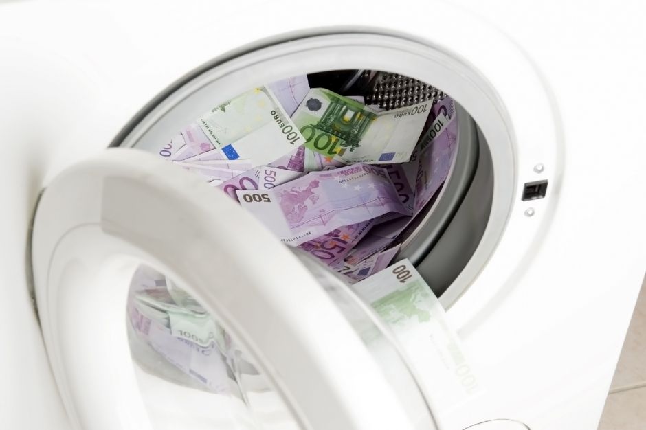 Symbolbild Geldwäsche, Eurogeldscheine in der Waschmaschine